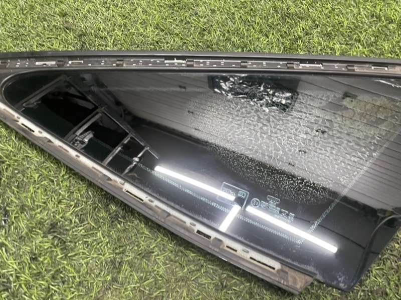 Стекло двери задней правой (форточка)