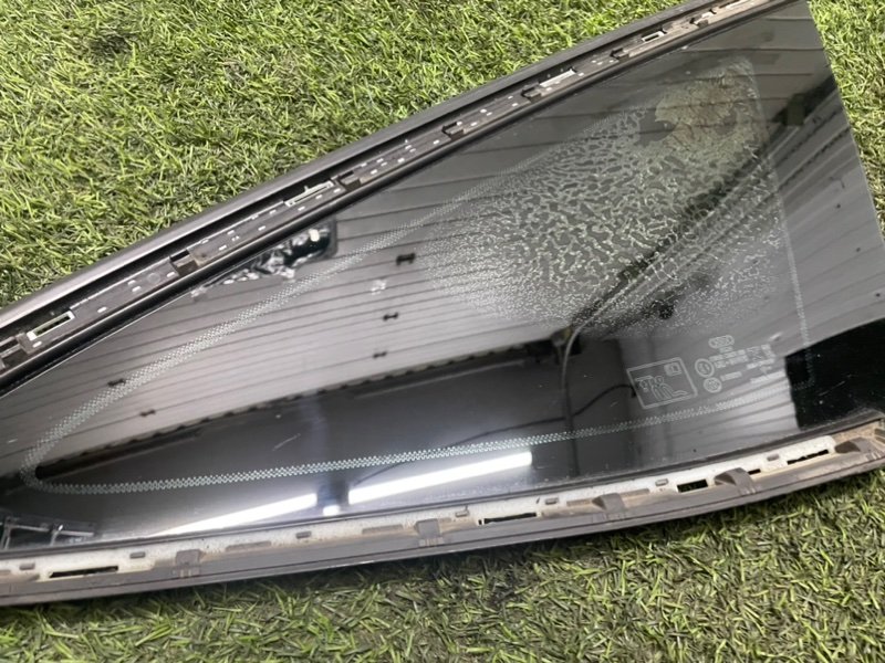 Стекло двери задней правой (форточка)