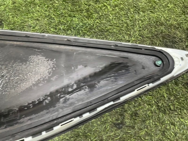 Стекло двери задней правой (форточка)