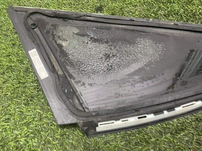 Стекло двери задней правой (форточка)