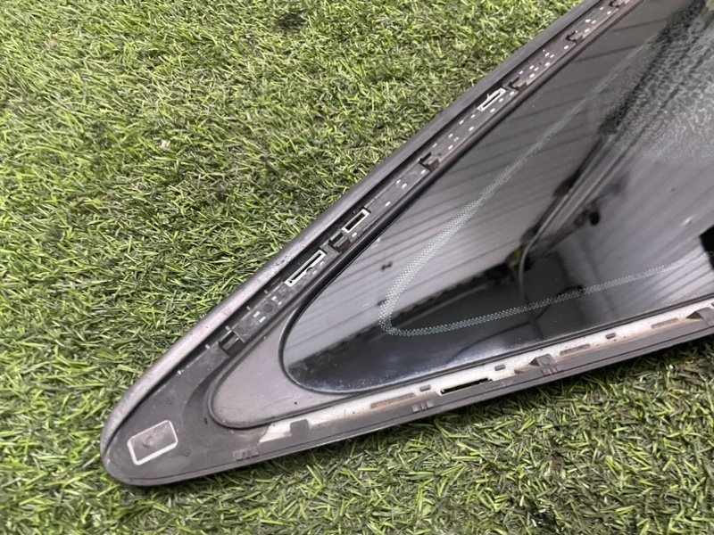 Стекло двери задней правой (форточка)