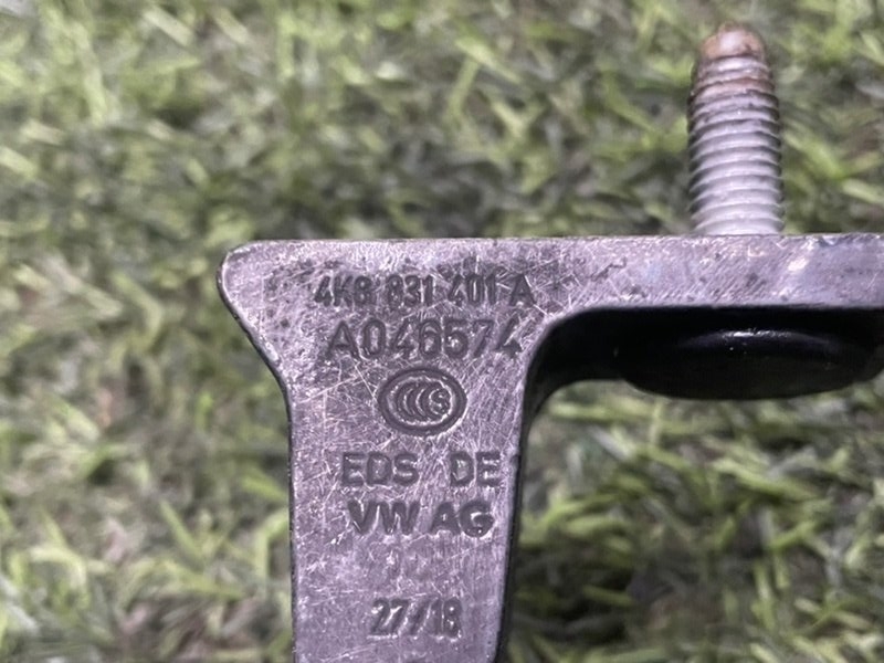 Петля двери