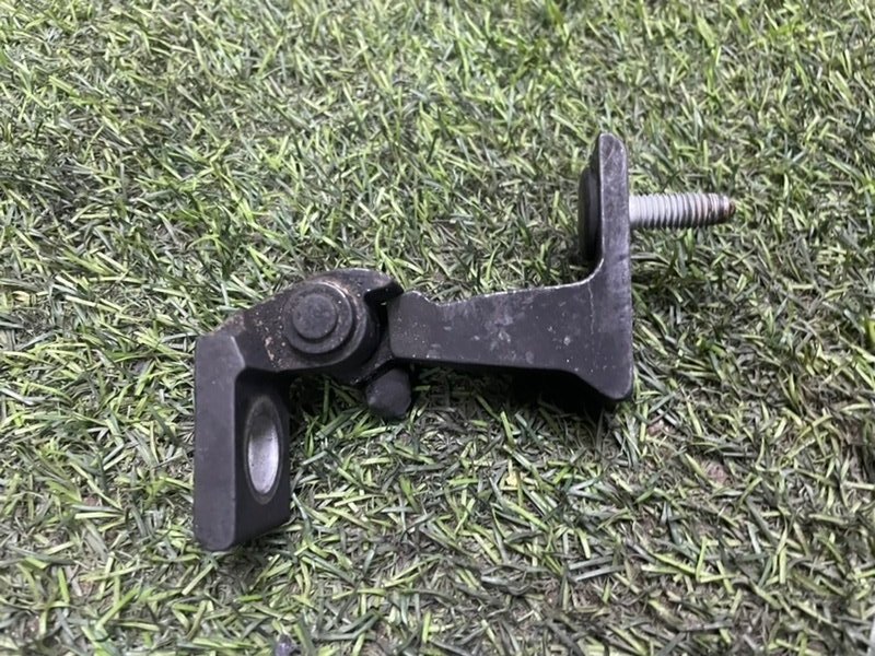 Петля двери