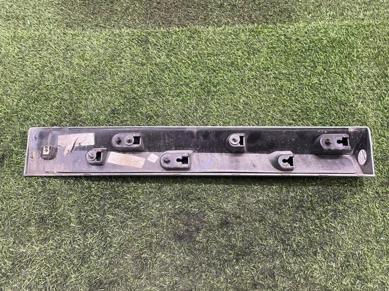 Молдинг задней левой двери