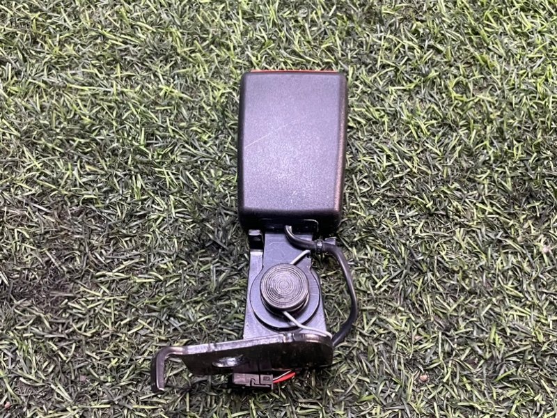 Ответная часть ремня безопасности