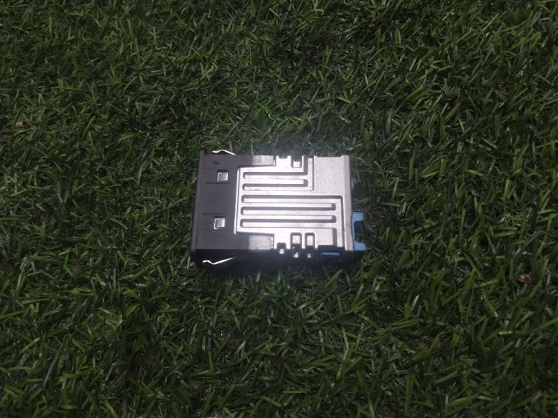 Гнездо AUX / USB IN