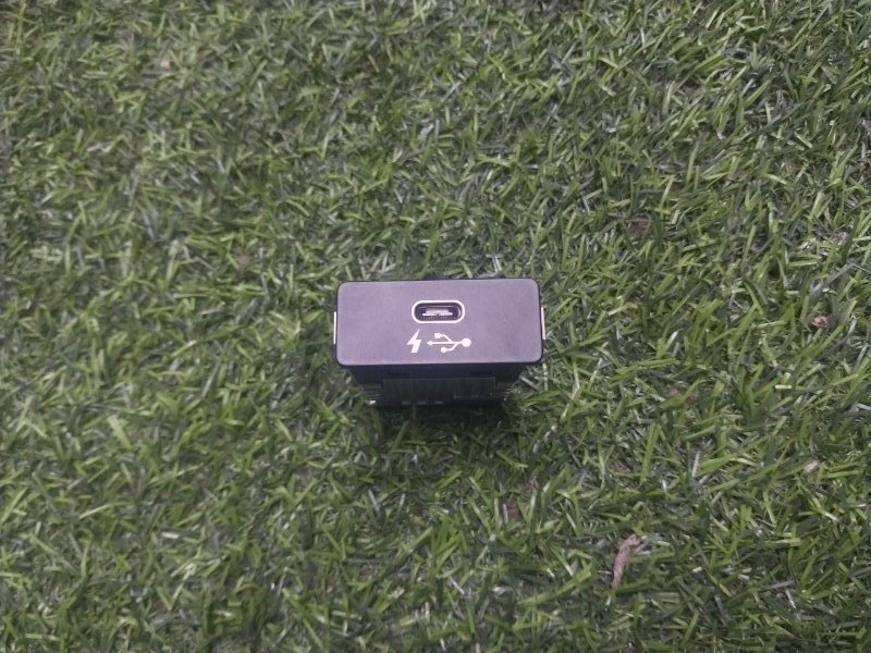 Гнездо AUX / USB IN
