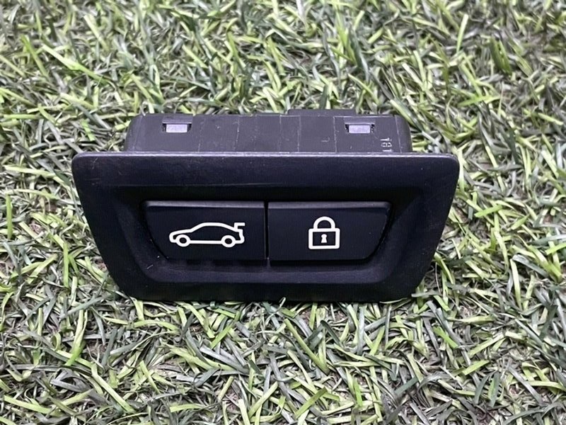 Кнопка открывания багажника