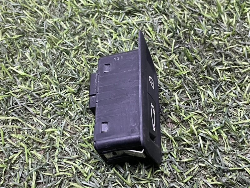 Кнопка открывания багажника