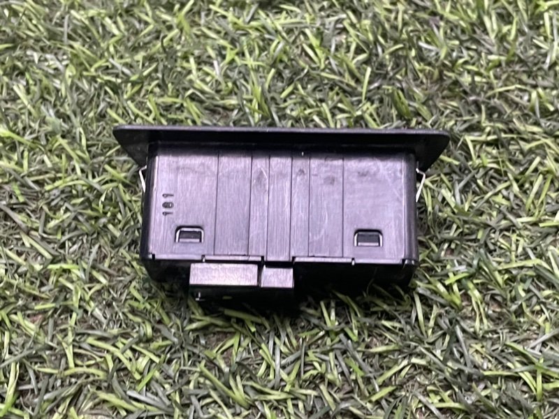 Кнопка открывания багажника