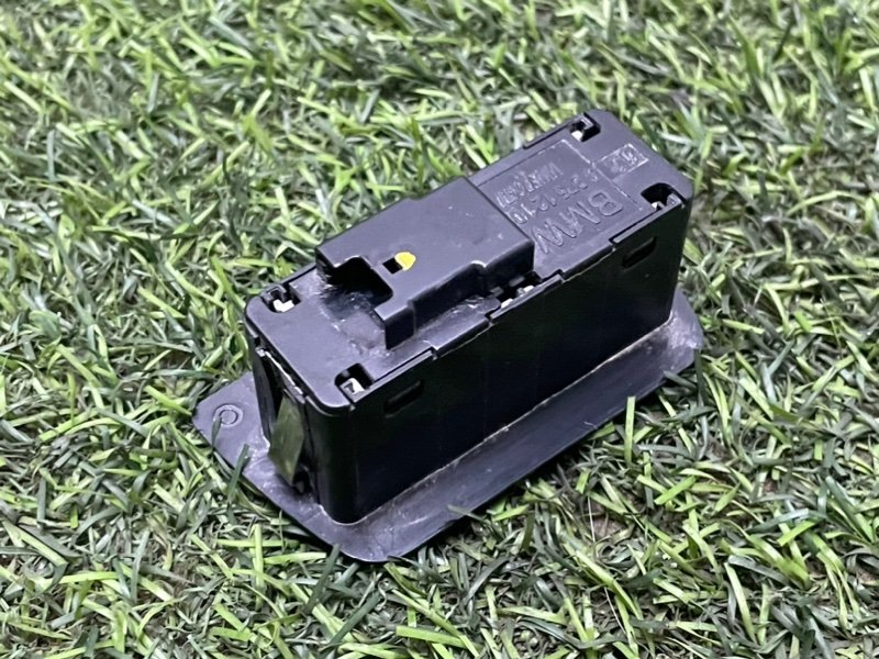 Кнопка открывания багажника