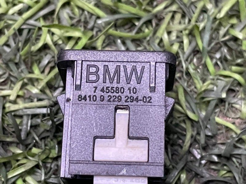 Гнездо AUX / USB IN