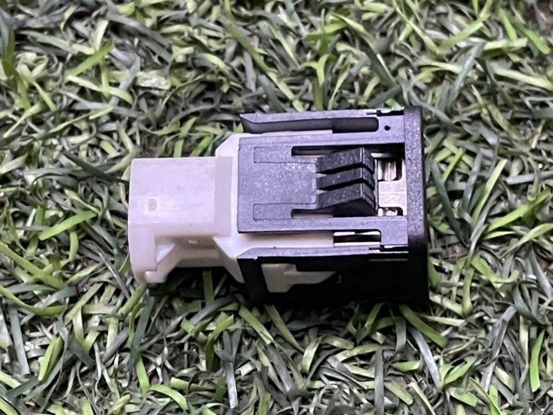 Гнездо AUX / USB IN