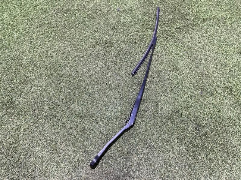 Поводок стеклоочистителя передний правый