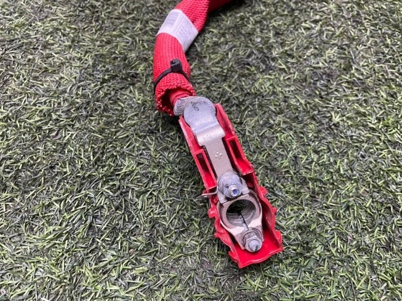 Клемма аккумулятора +