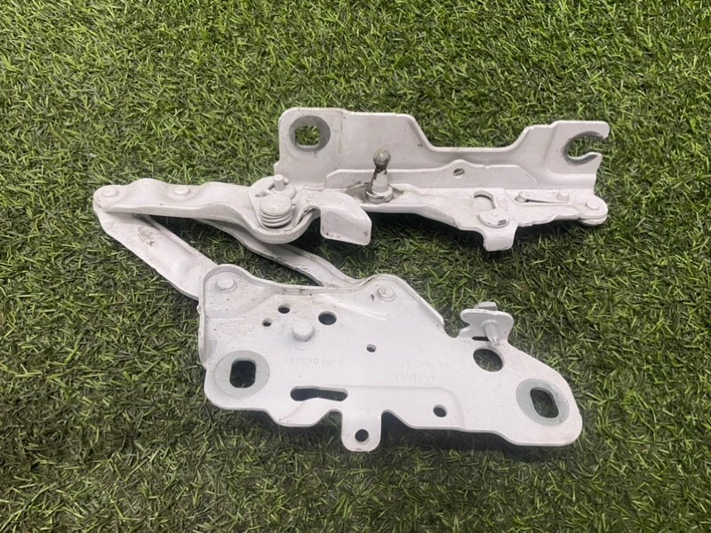 Петля капота левая