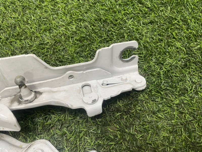 Петля капота левая