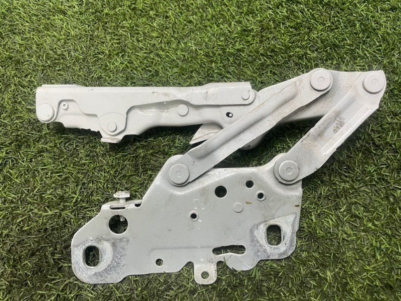 Петля капота левая