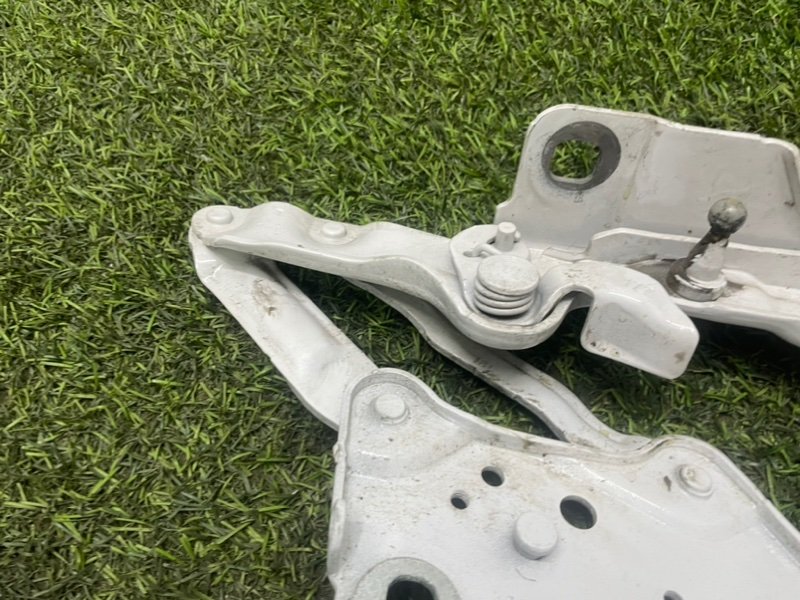 Петля капота левая