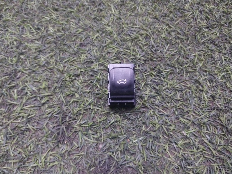 Кнопка открывания багажника