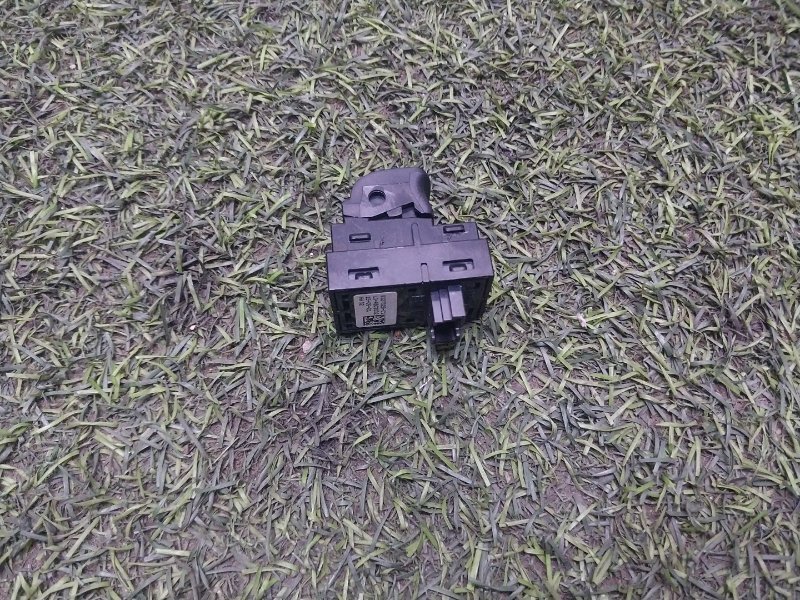 Кнопка открывания багажника