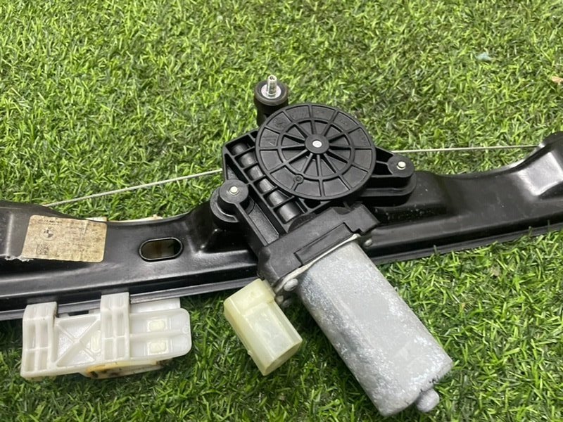 Стеклоподъемник электр. задний правый