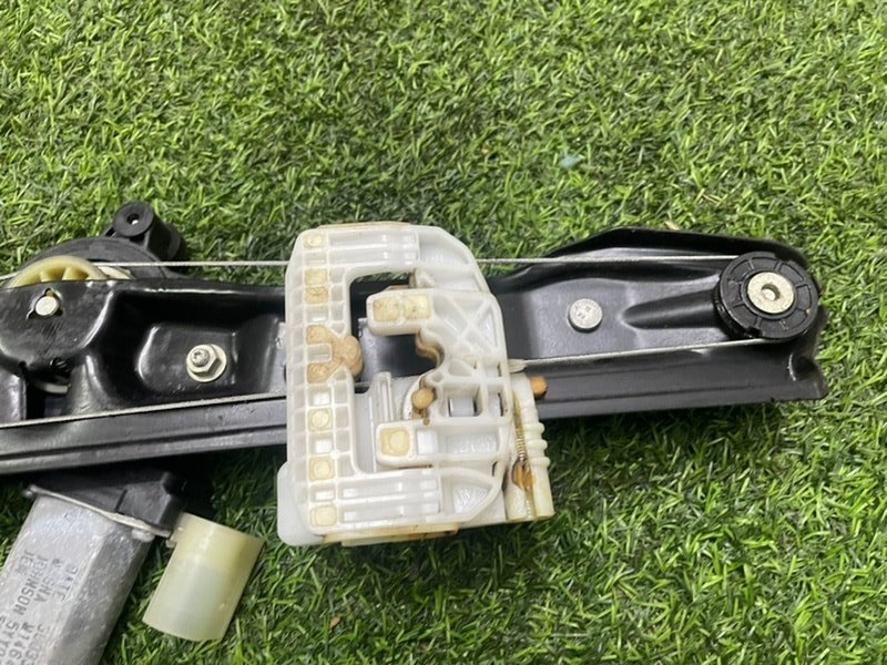 Стеклоподъемник электр. задний правый