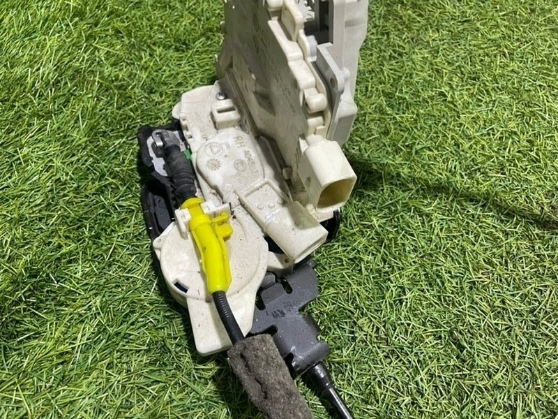 Замок двери передней правой