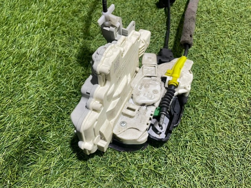 Замок двери передней правой