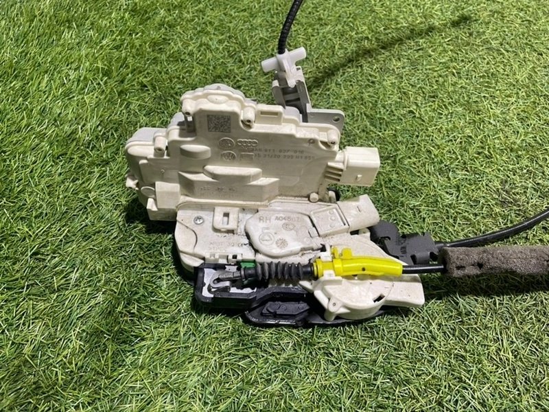 Замок двери передней правой