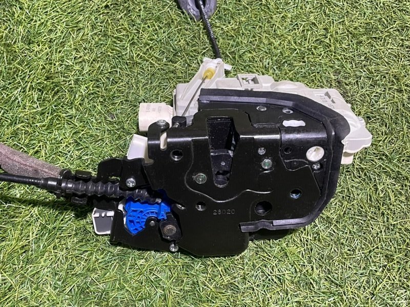 Замок двери передней правой