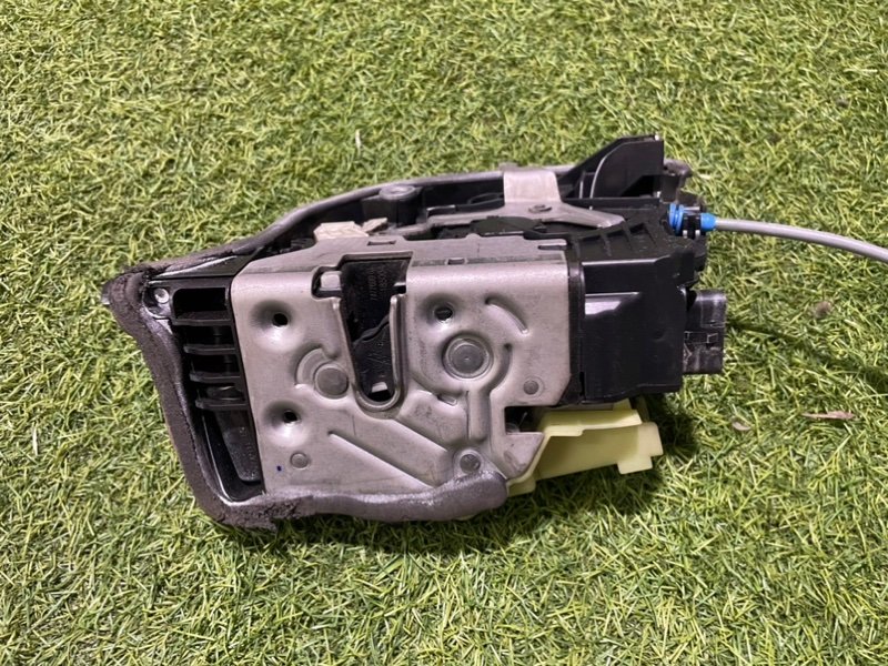 Замок двери передней левой