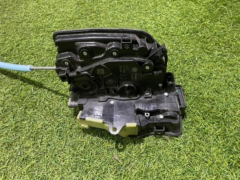 Замок двери передней левой