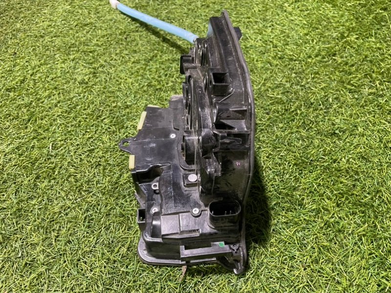 Замок двери передней левой