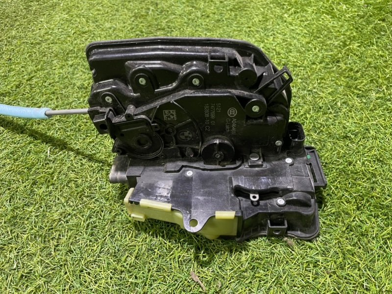 Замок двери передней левой