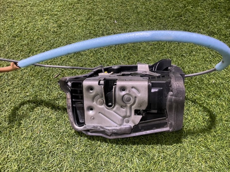 Замок двери задней левой