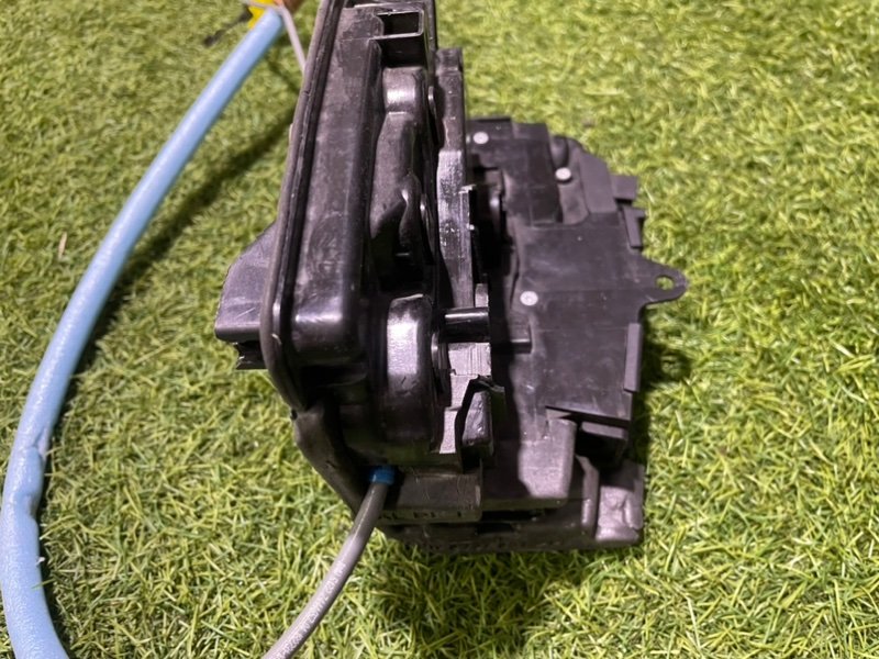 Замок двери задней левой