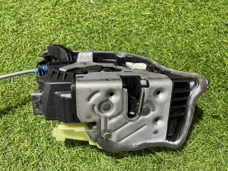 Замок двери передней правой