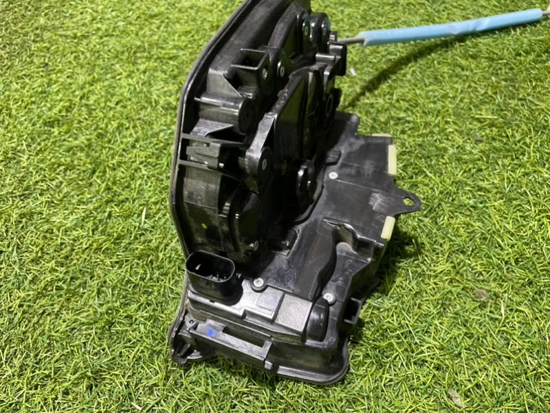 Замок двери передней правой