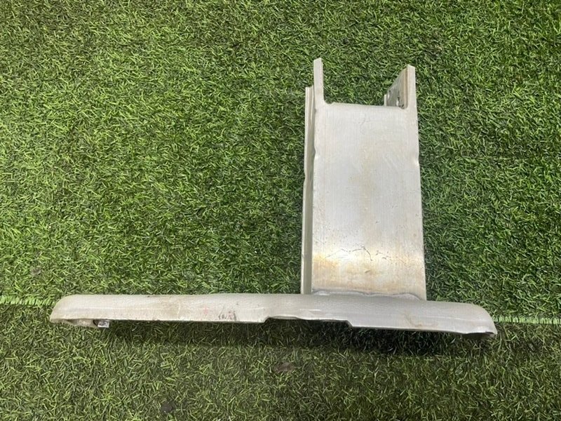 Кронштейн усилителя переднего бампера левый