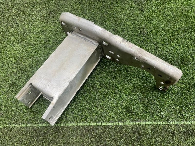 Кронштейн усилителя переднего бампера левый