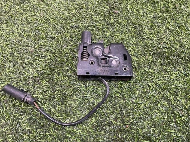 Замок капота