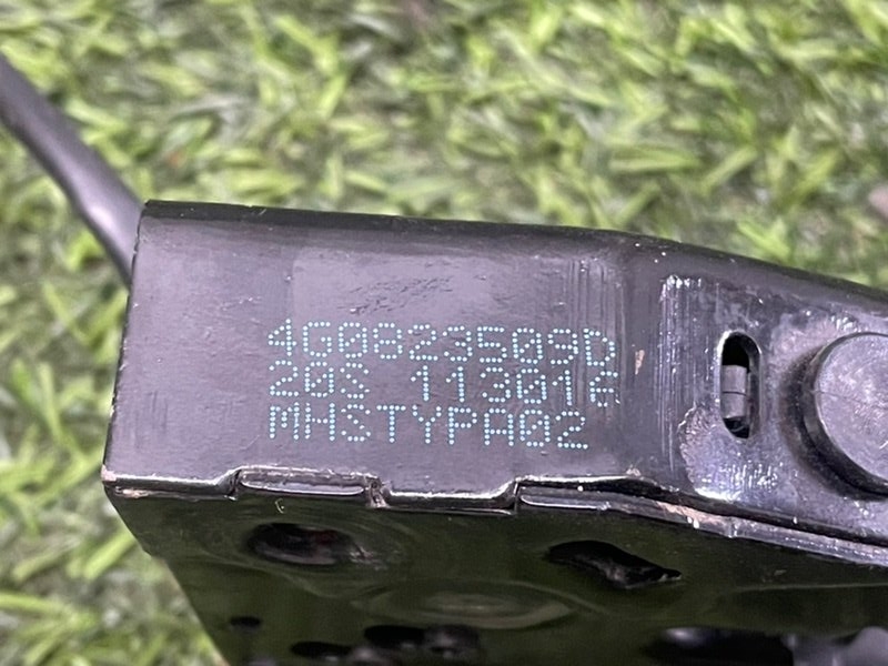 Замок капота