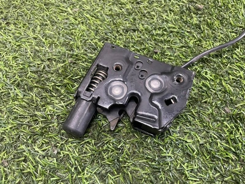 Замок капота