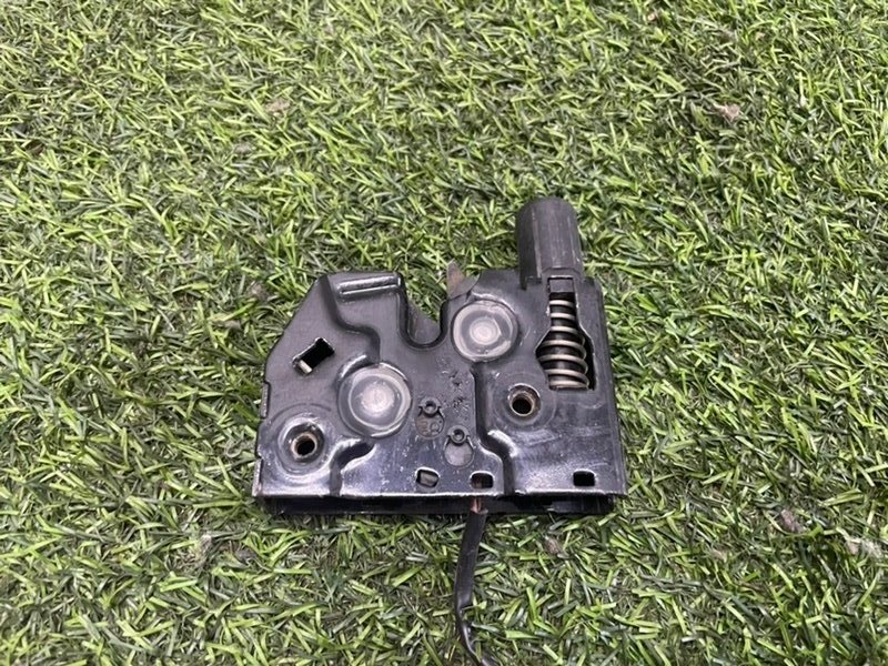 Замок капота