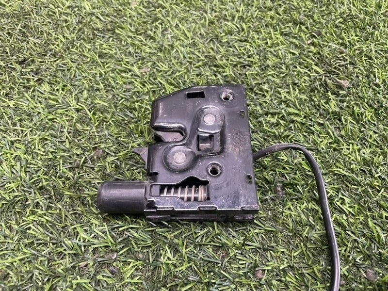 Замок капота