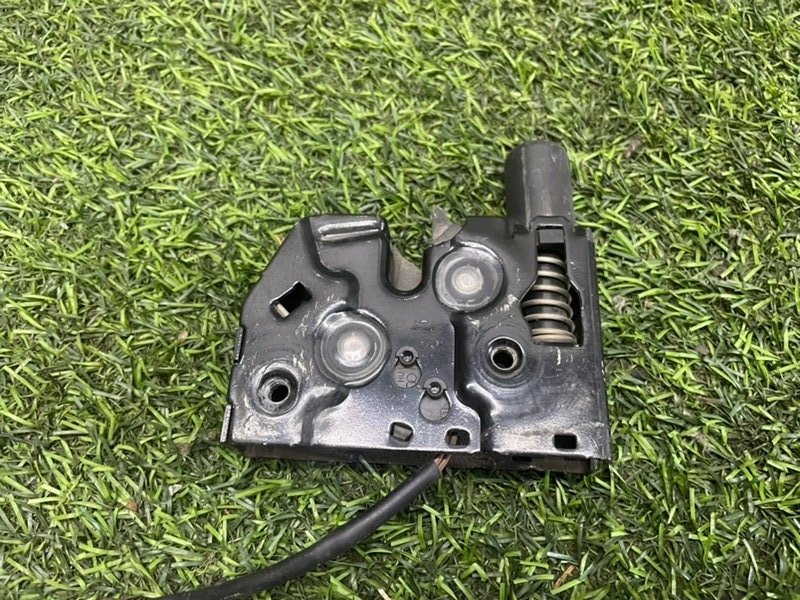 Замок капота