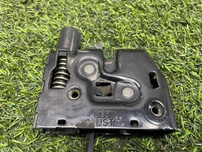 Замок капота