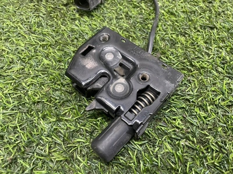 Замок капота