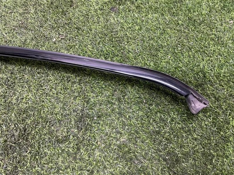 Направляющая стекла двери